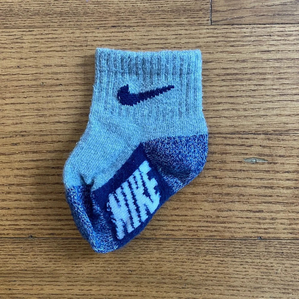 Nike Baby/ Infant 2 PAIRS of Socks in White, Gray and Navy